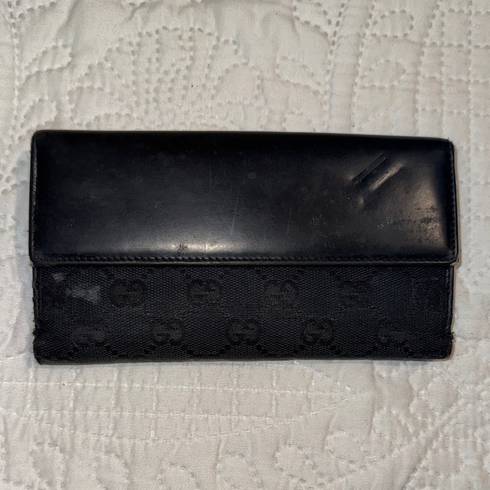 *not perfect*Gucci Black Leather Clutch

See pictures for details and condition.